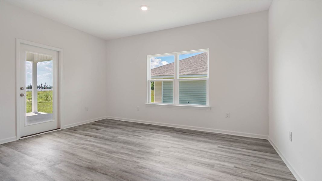 Spacious, unfurnished interior of a new home in Owl's Head East, Freeport (Image 16).