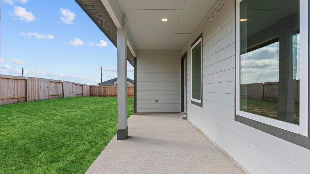 Exterior details and patio area of a home in Evergreen, Rosenberg (Image 2).