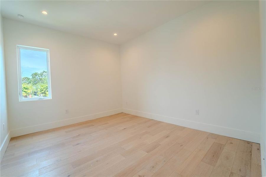 Spacious, unfurnished interior of a new home in , Tampa (Image 77).