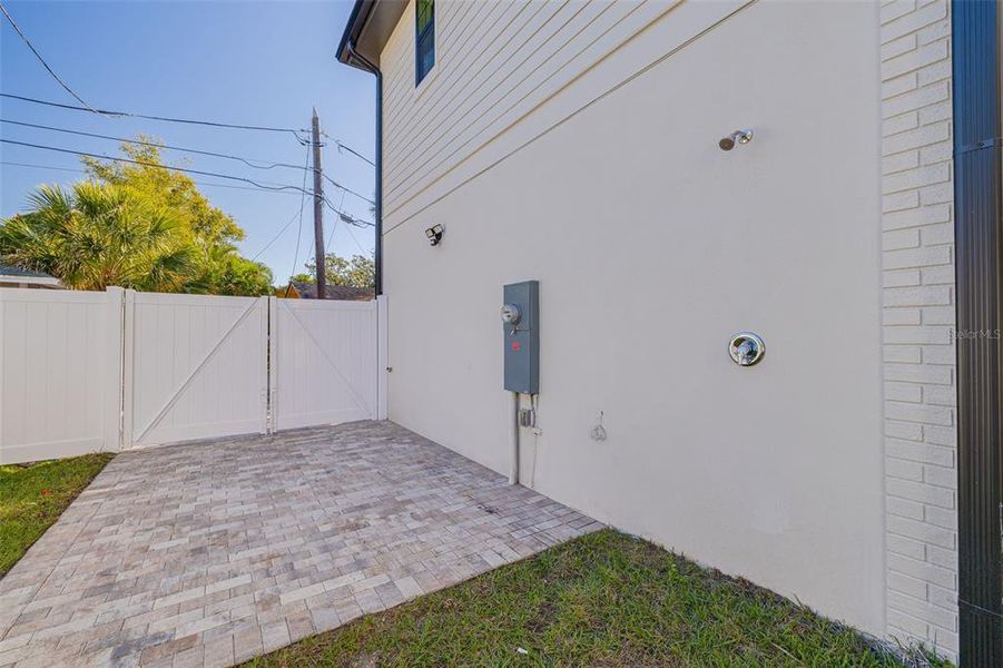 Exterior details and patio area of a home in , St. Petersburg (Image 30).