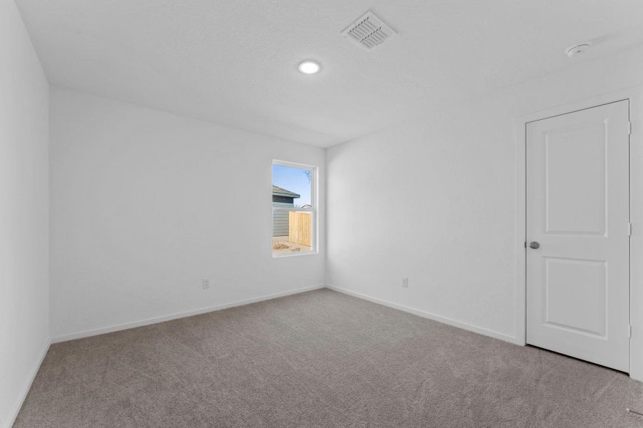 Spacious, unfurnished interior of a new home in Friendship Oaks, Fredericksburg (Image 15).