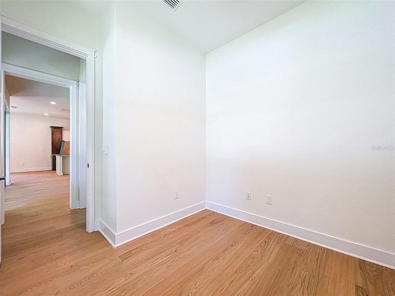 Spacious, unfurnished interior of a new home in , Tampa (Image 60).