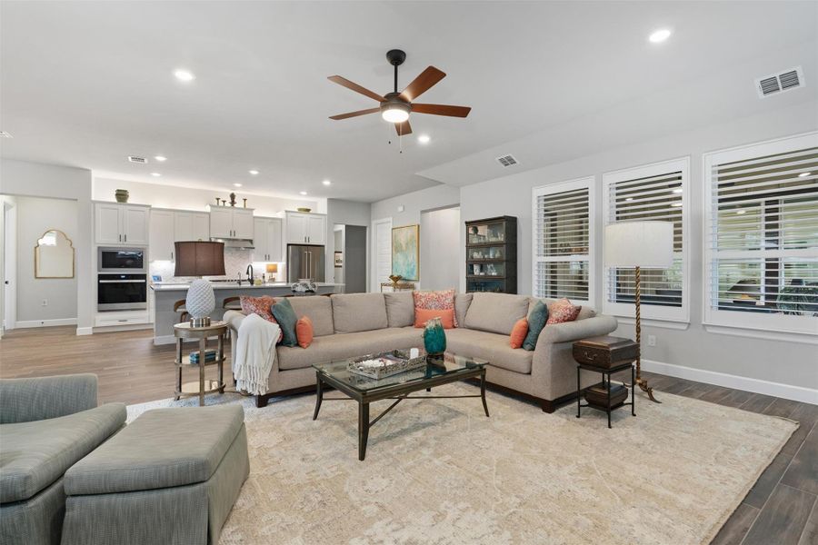 View from the family room to the kitchen. Easy to step from one room to the other. Functional floor plan with an easy flow View from the family room to the kitchen. Easy to step from one room to the other. Functional floor plan with an easy flow