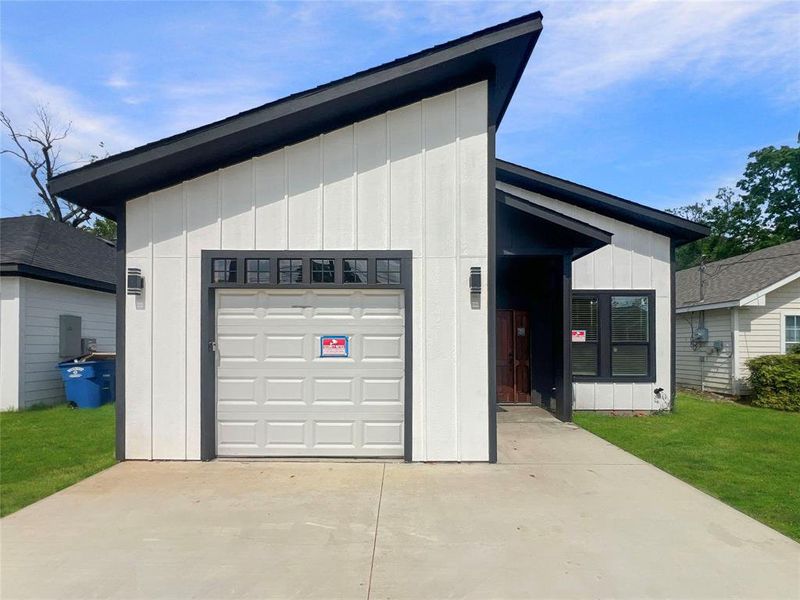 Exterior details and patio area of a home in , Dallas (Image 3).