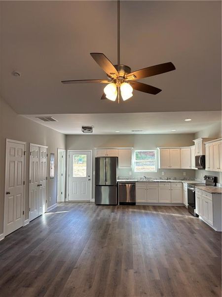 Spacious, unfurnished interior of a new home in , Dahlonega (Image 8).