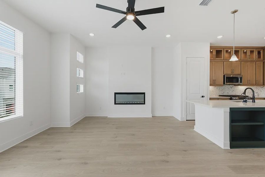 Spacious, unfurnished interior of a new home in Centero at Stone Oak, San Antonio (Image 11).