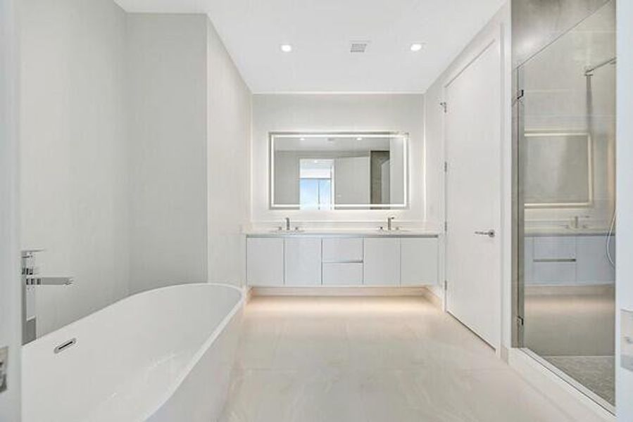 Nautilus 2105 master bath