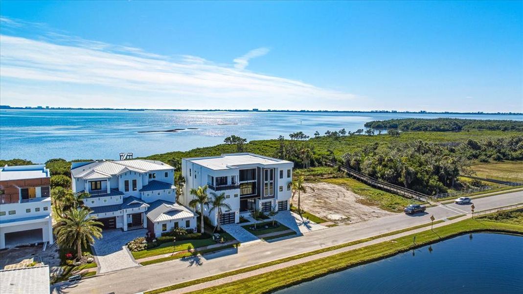 Condo located in Bradenton, FL showcasing its design and architecture (Image 5).
