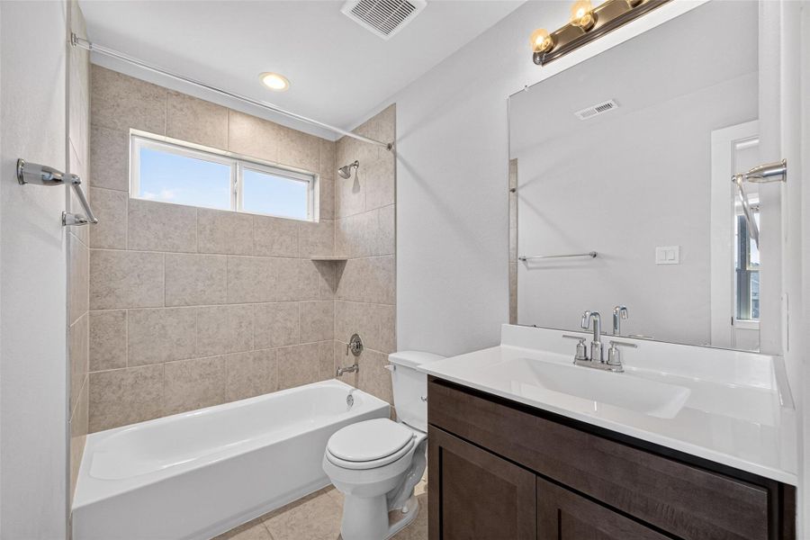 Furnished interior view inside a new home in , Mont Belvieu (Image 16).
