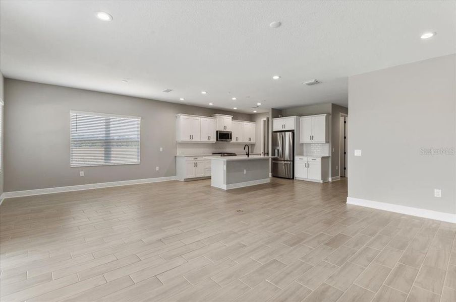 Spacious, unfurnished interior of a new home in , Sarasota (Image 43).