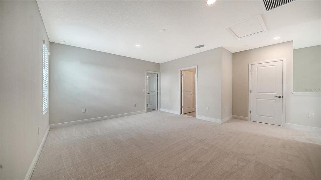 Spacious, unfurnished interior of a new home in , Sarasota (Image 36).