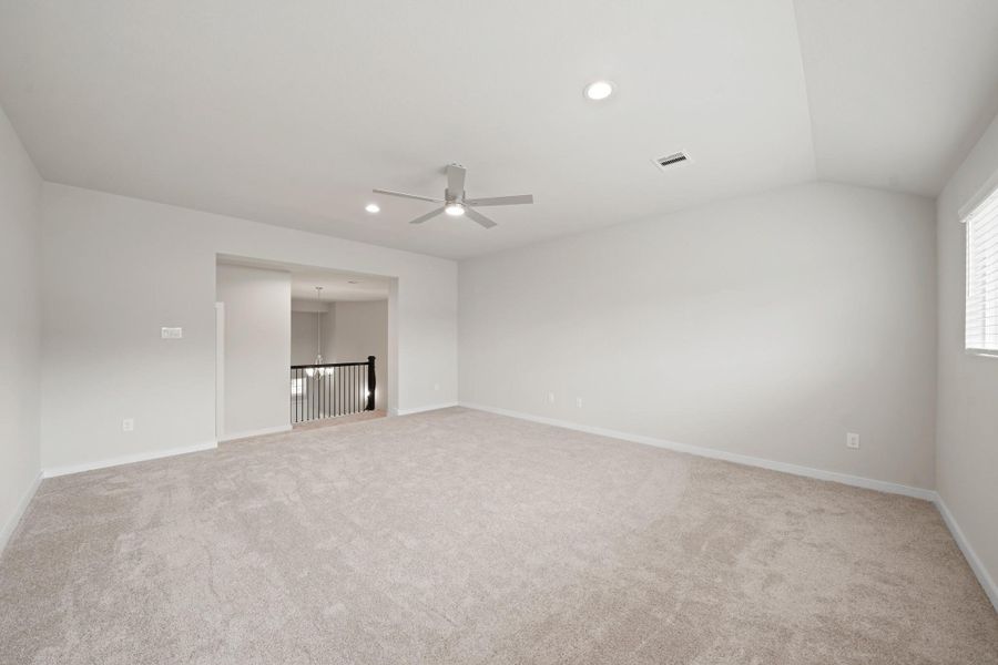 Spacious, unfurnished interior of a new home in Barton Creek Ranch, Conroe (Image 8).
