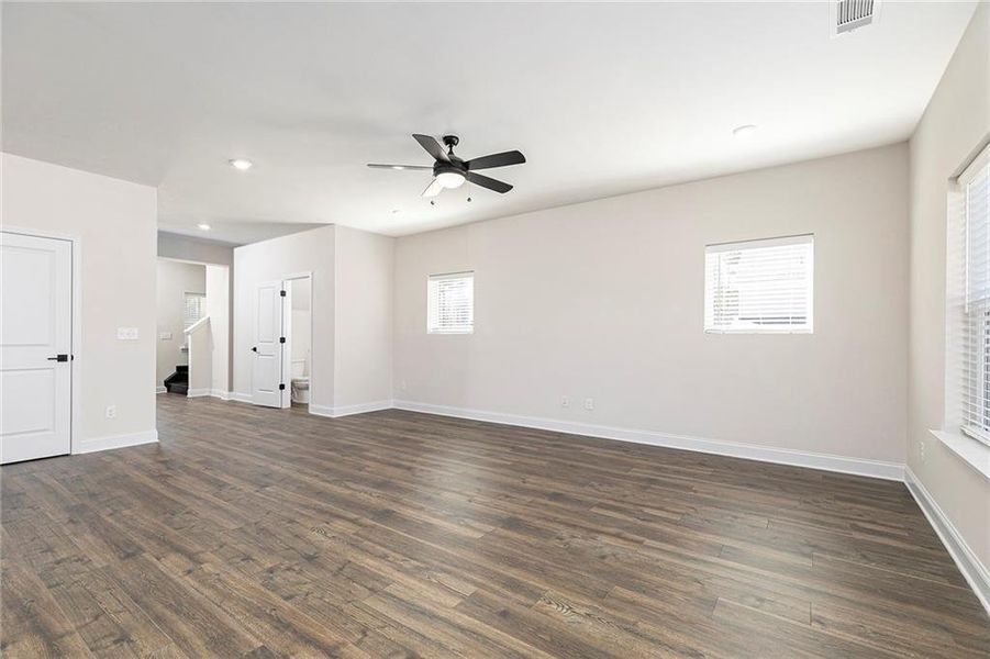 Spacious, unfurnished interior of a new home in Mount Tabor Pointe, Dallas (Image 17).