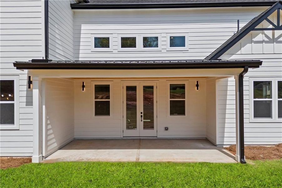 Exterior details and patio area of a home in , Athens (Image 25).