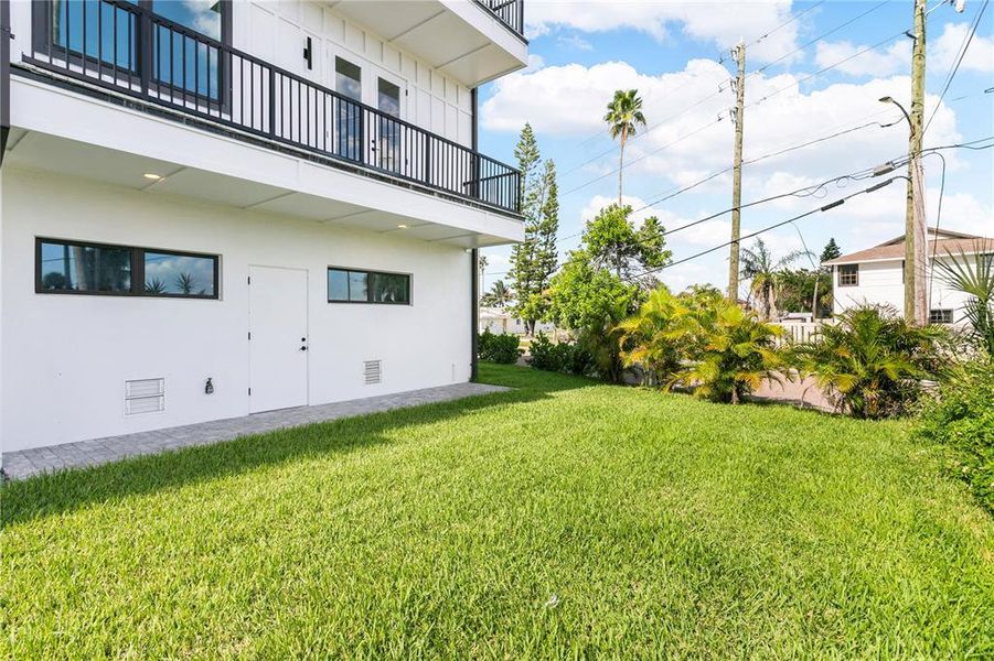 Exterior details and patio area of a home in , St. Petersburg (Image 23).