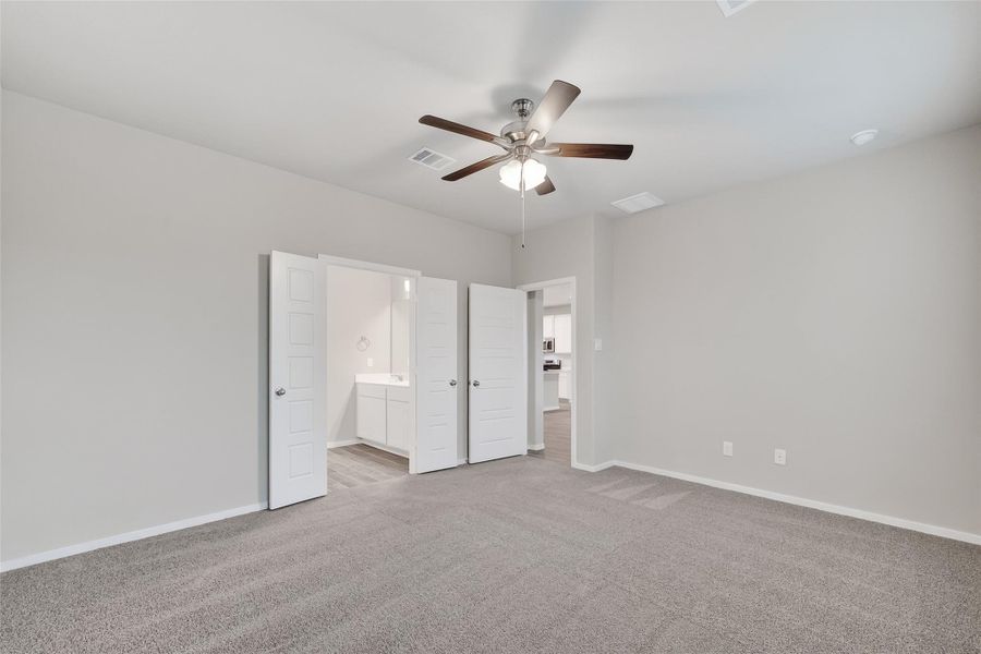 Spacious, unfurnished interior of a new home in Rollingbrook Estates, Baytown (Image 39).