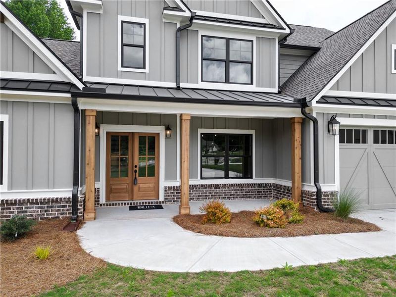Exterior details and patio area of a home in Spring Creek, Monroe (Image 3).