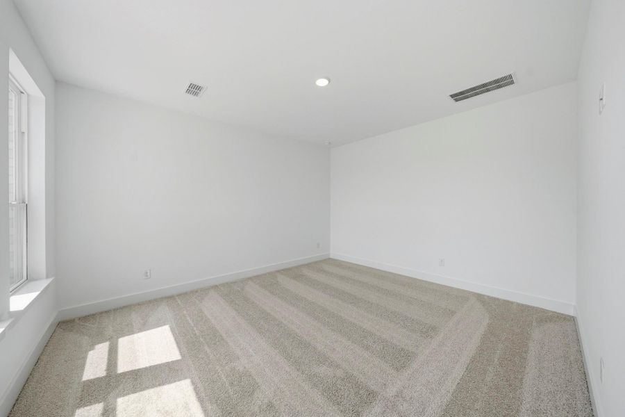 Spacious, unfurnished interior of a new home in Sienna 45', 50', Missouri City (Image 9). Spacious, unfurnished interior of a new home in Sienna 45', 50', Missouri City (Image 9).