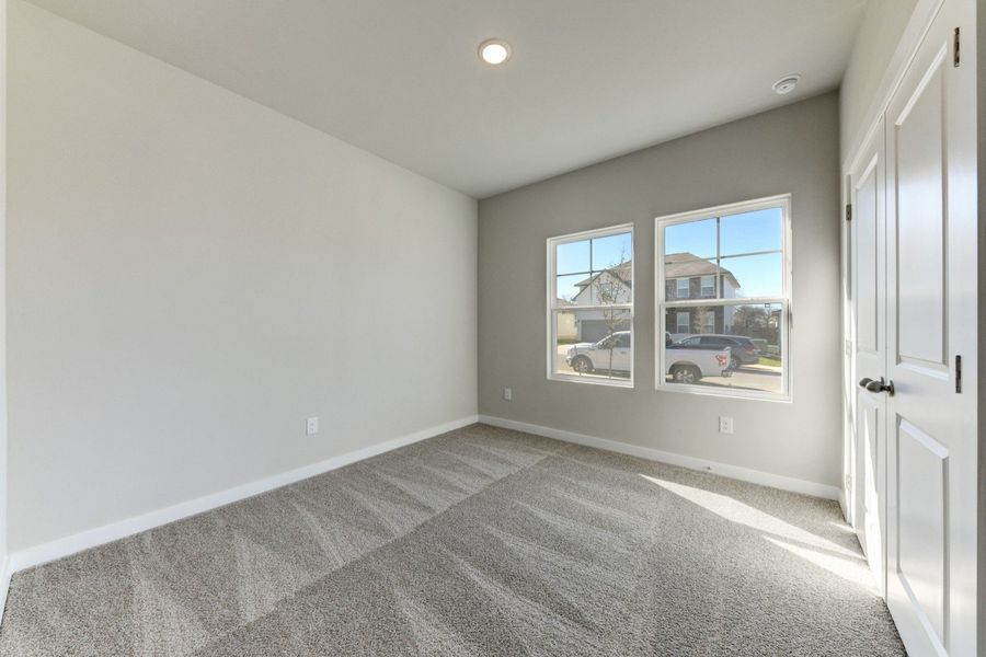 Spacious, unfurnished interior of a new home in The Woodlands, Mico (Image 21).