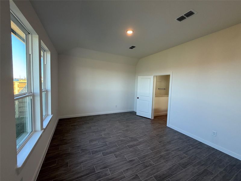 Spacious, unfurnished interior of a new home in Austin Point, Richmond (Image 12).