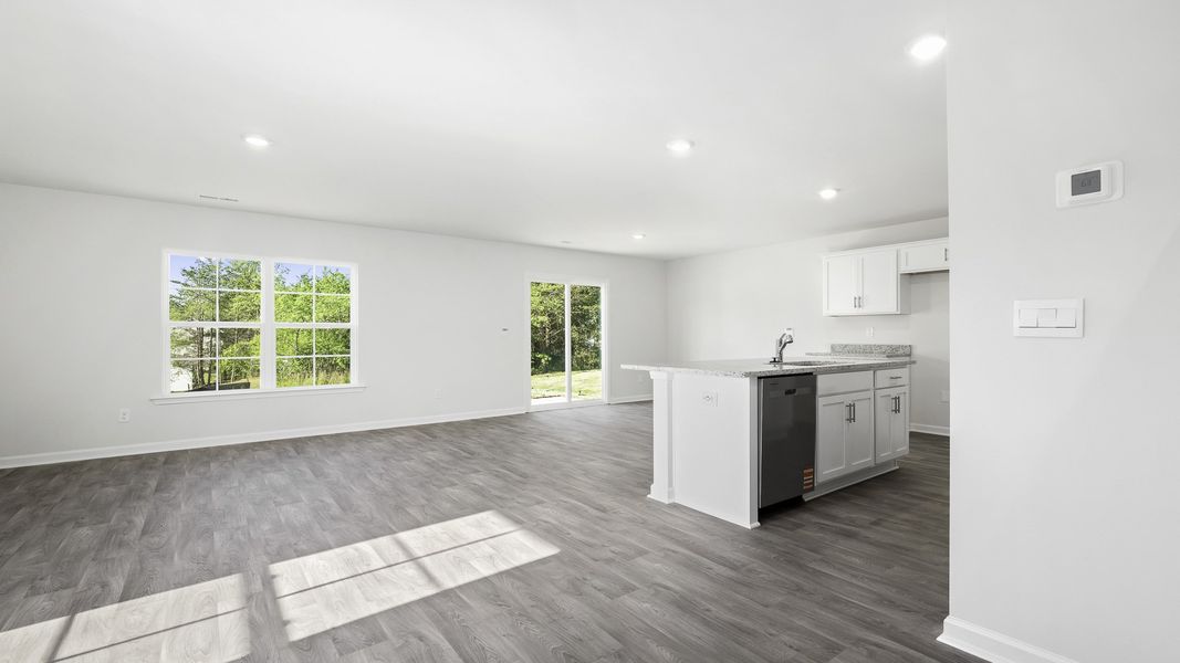 Spacious, unfurnished interior of a new home in Willow Mill, Thomasville (Image 7).