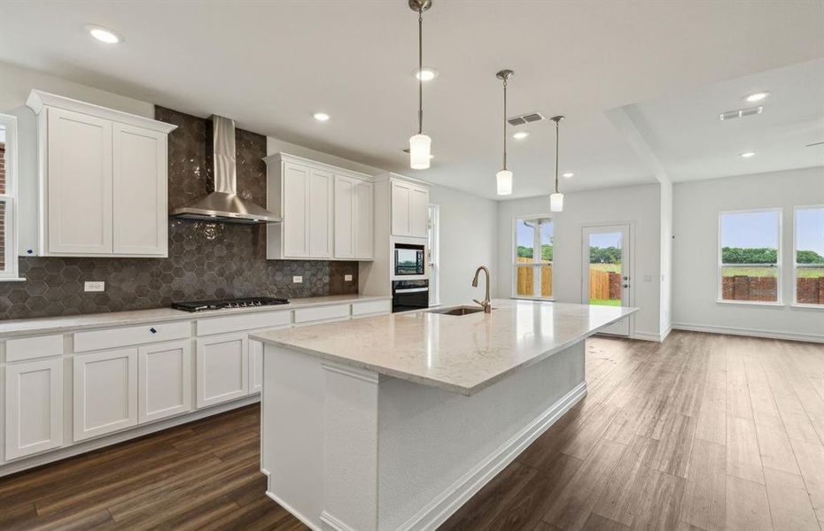 Airy kitchen*real home pictured