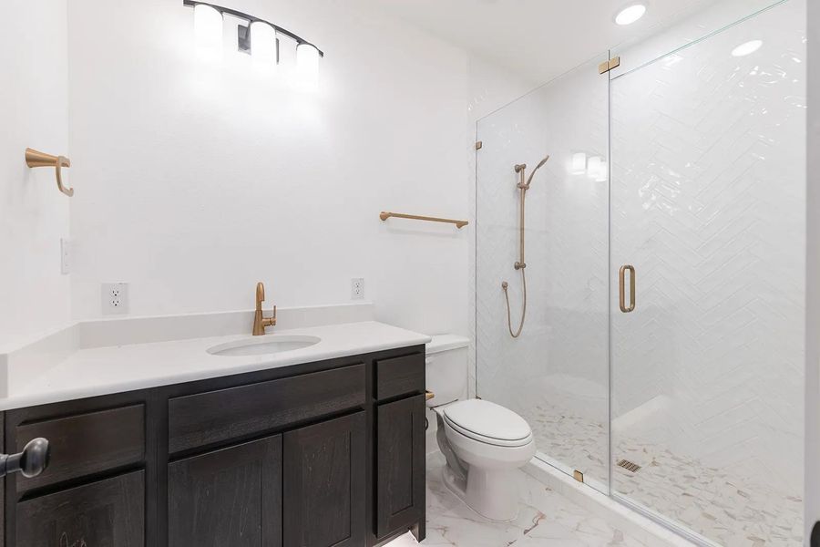 Lynmar II E Bathroom 2