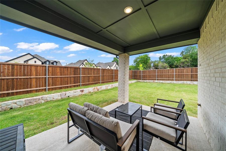 Exterior details and patio area of a home in Willow Grove, Melissa (Image 4).