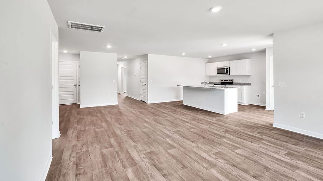 Spacious, unfurnished interior of a new home in Vineyard Trail, Jacksonville (Image 19).