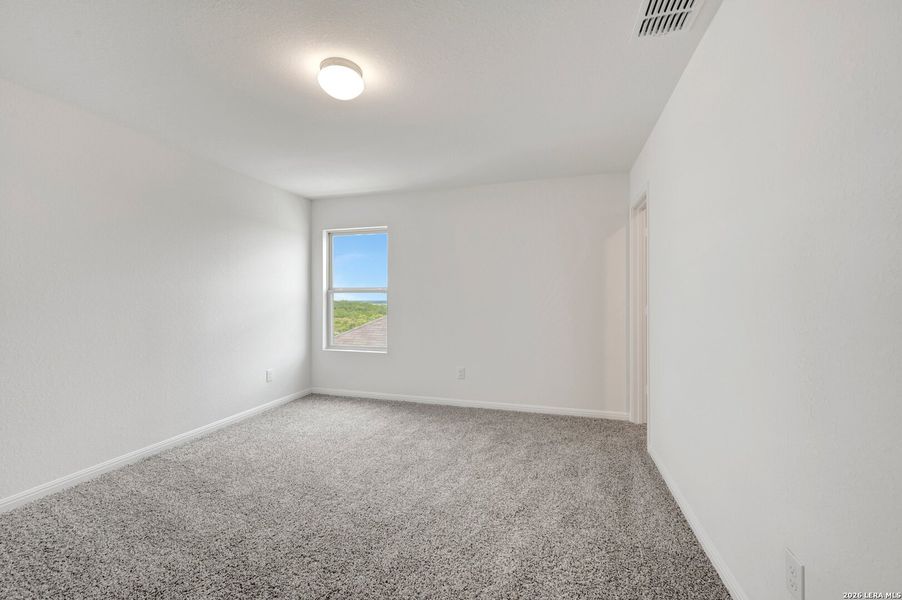 Spacious, unfurnished interior of a new home in Mesquite Ridge, San Antonio (Image 28).