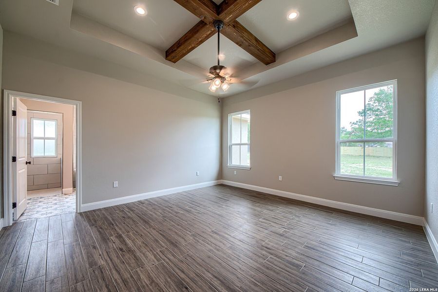 Spacious, unfurnished interior of a new home in , La Vernia (Image 18).