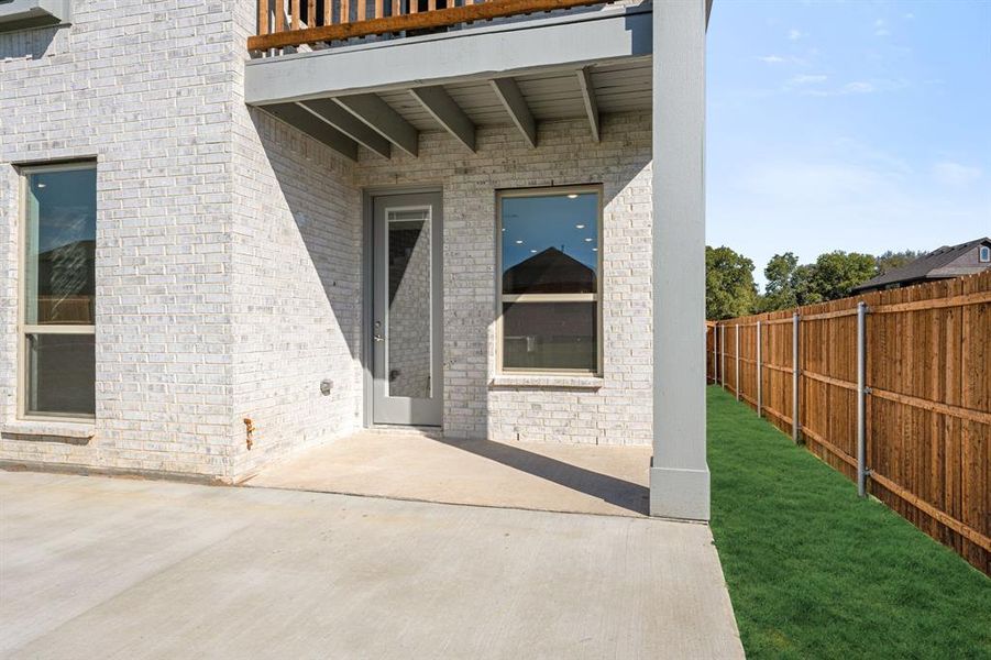 Exterior details and patio area of a home in Hampton Park, Glenn Heights (Image 27).