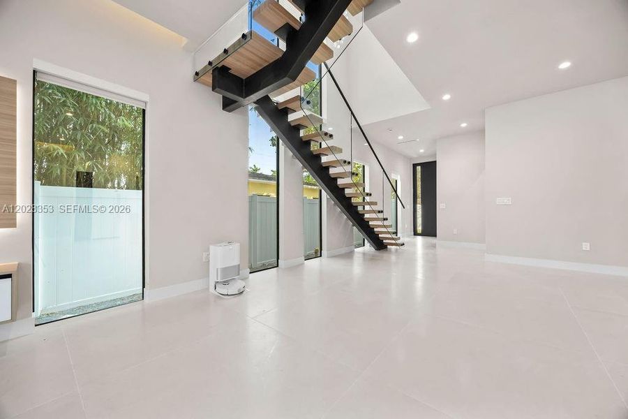 Spacious, unfurnished interior of a new home in , Fort Lauderdale (Image 18).