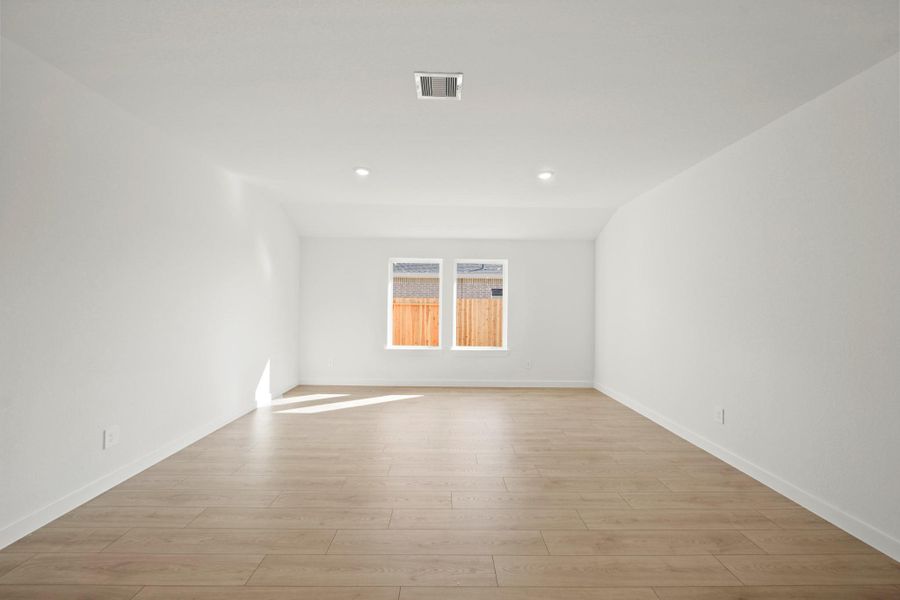 Spacious, unfurnished interior of a new home in Riverside Estates, Mont Belvieu (Image 19).