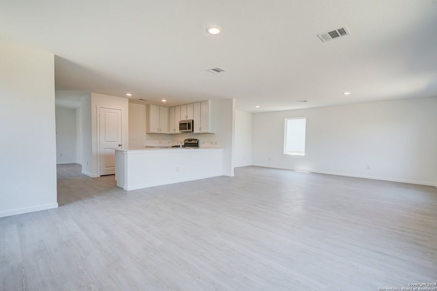 Spacious, unfurnished interior of a new home in , San Antonio (Image 28).