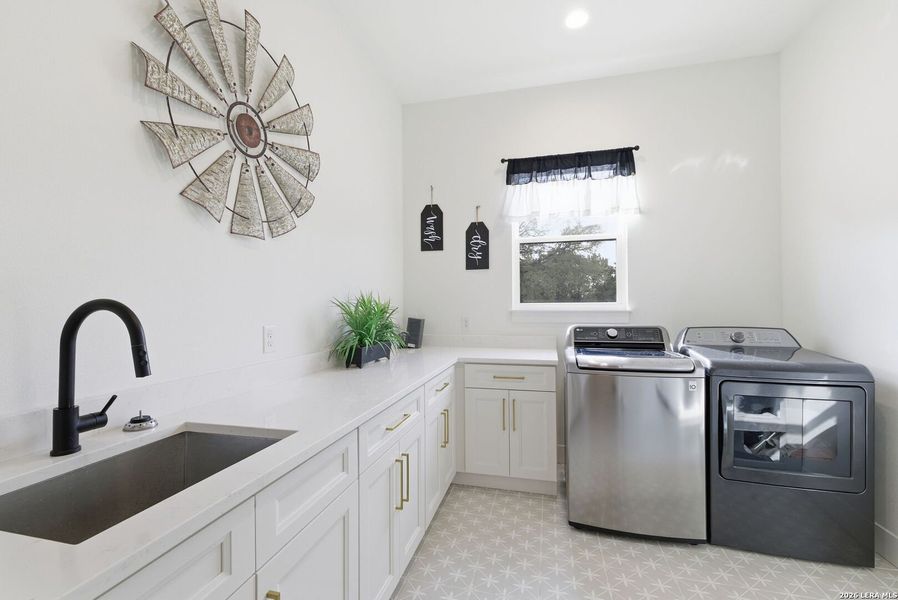 Furnished interior view inside a new home in , Bandera (Image 55).