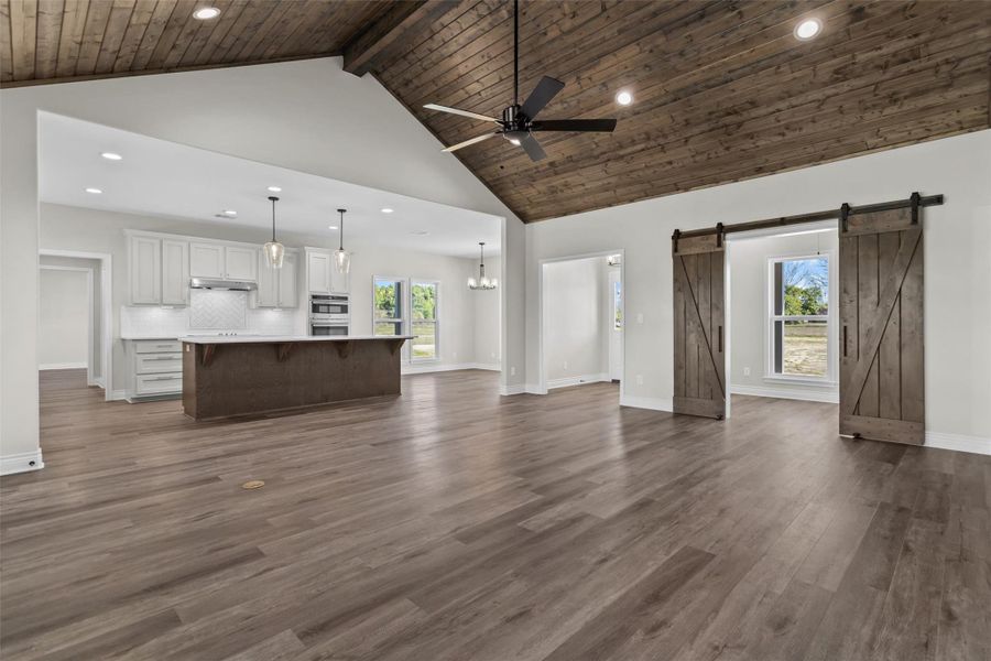 Furnished interior view inside a new home in , Grapeland (Image 11).