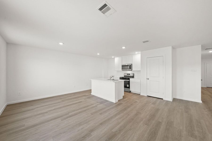 Spacious, unfurnished interior of a new home in Silverthorne, Conroe (Image 11).