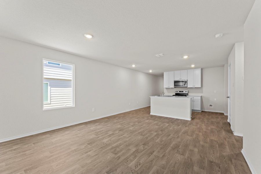 Spacious, unfurnished interior of a new home in Ladera, Luling (Image 15).