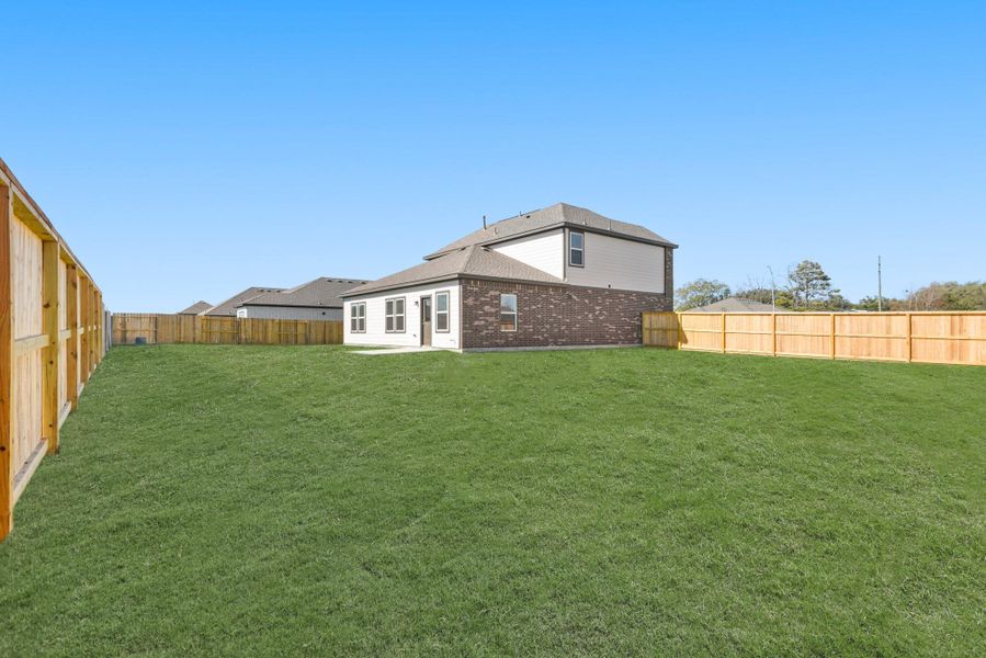 Exterior details and patio area of a home in Country Creek, Mont Belvieu (Image 17).