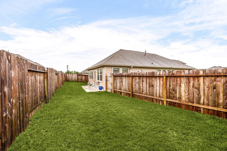 Exterior details and patio area of a home in Willowpoint, Tomball (Image 4).