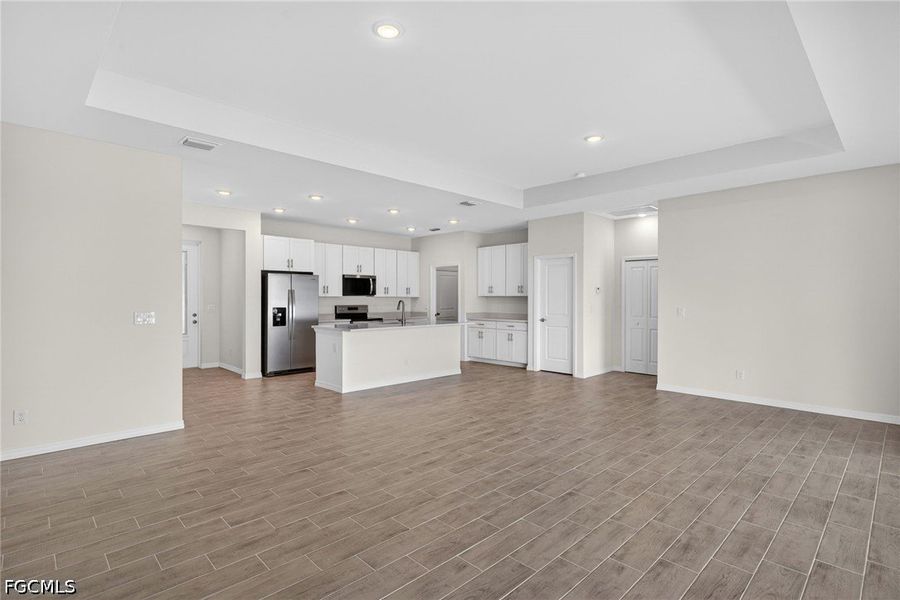 Spacious, unfurnished interior of a new home in Cape Coral, Cape Coral (Image 16).