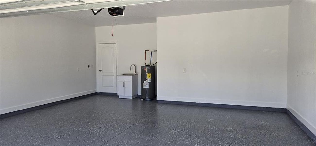 Spacious, unfurnished interior of a new home in , Leesburg (Image 21).