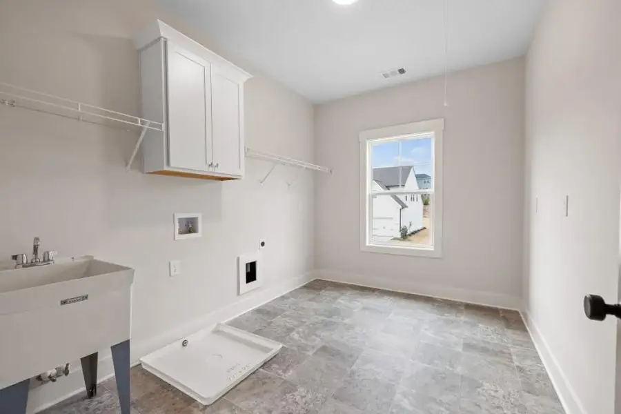 Spacious, unfurnished interior of a new home in Hillshire, Cumming (Image 32).