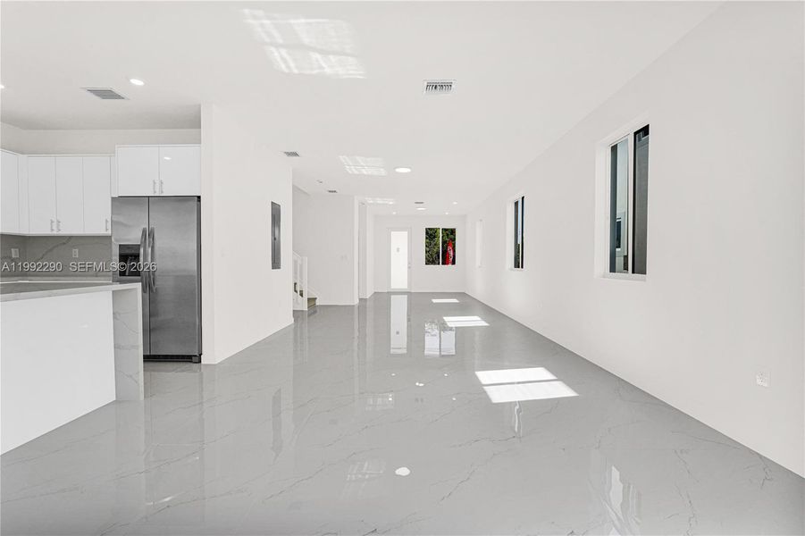 Spacious, unfurnished interior of a new home in , Miami (Image 33).