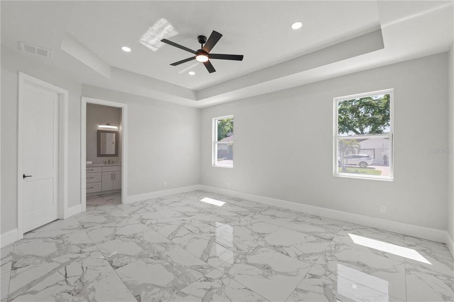 Spacious, unfurnished interior of a new home in , Tampa (Image 42).