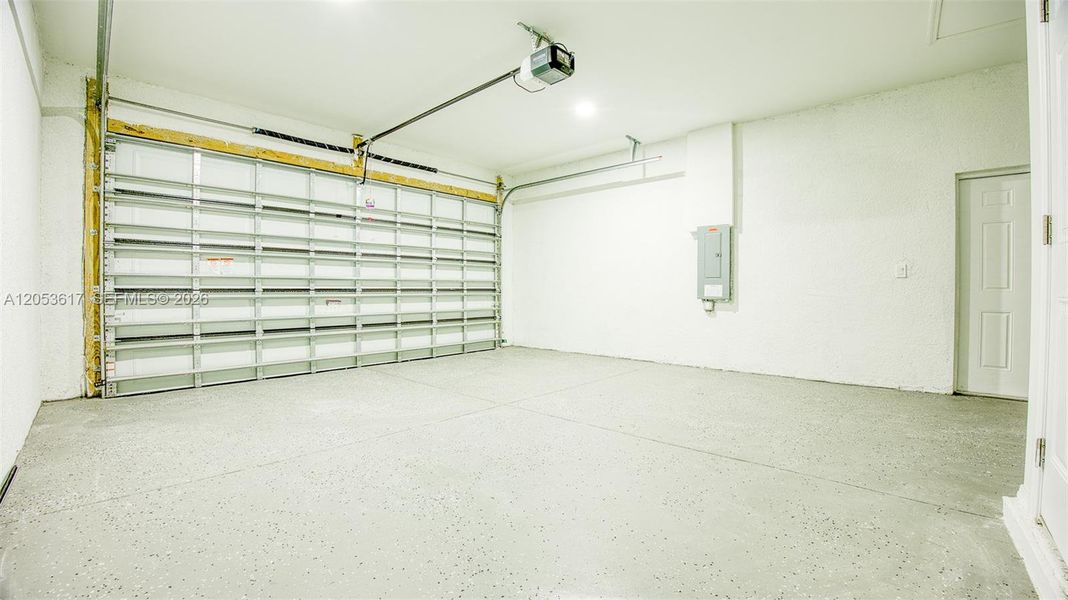 Spacious, unfurnished interior of a new home in , Lehigh Acres (Image 14).
