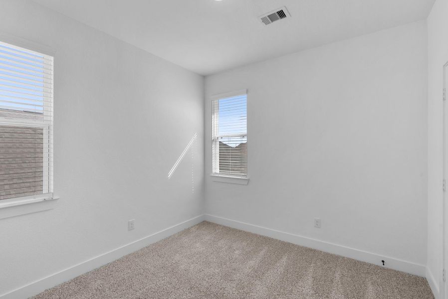 Spacious, unfurnished interior of a new home in Blue Heron, Mont Belvieu (Image 32).