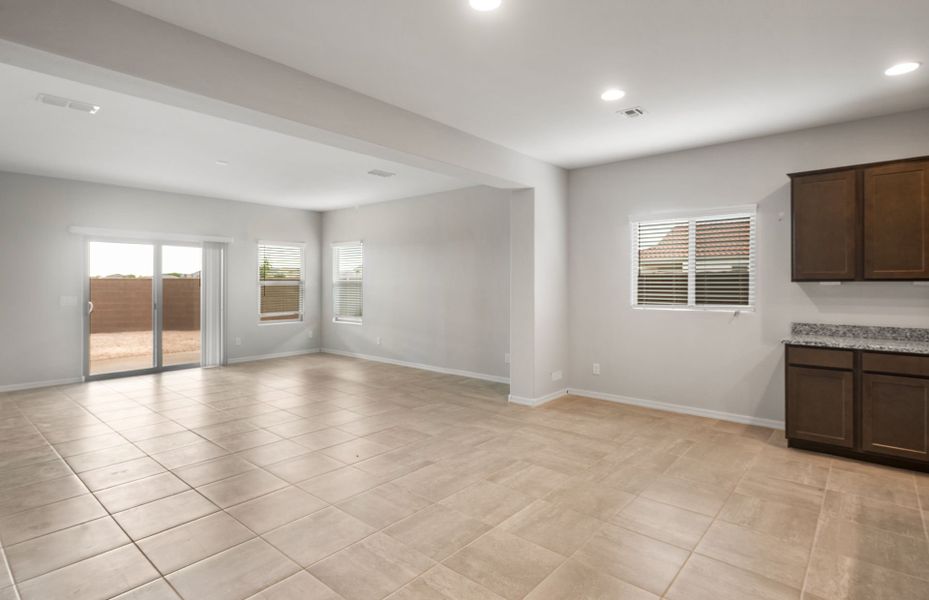Spacious, unfurnished interior of a new home in El Cidro, Goodyear (Image 17).