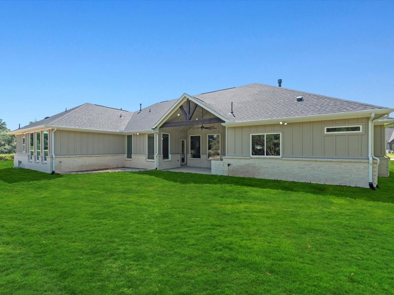 Large green area that could easily accommodate a pool. Large green area that could easily accommodate a pool.